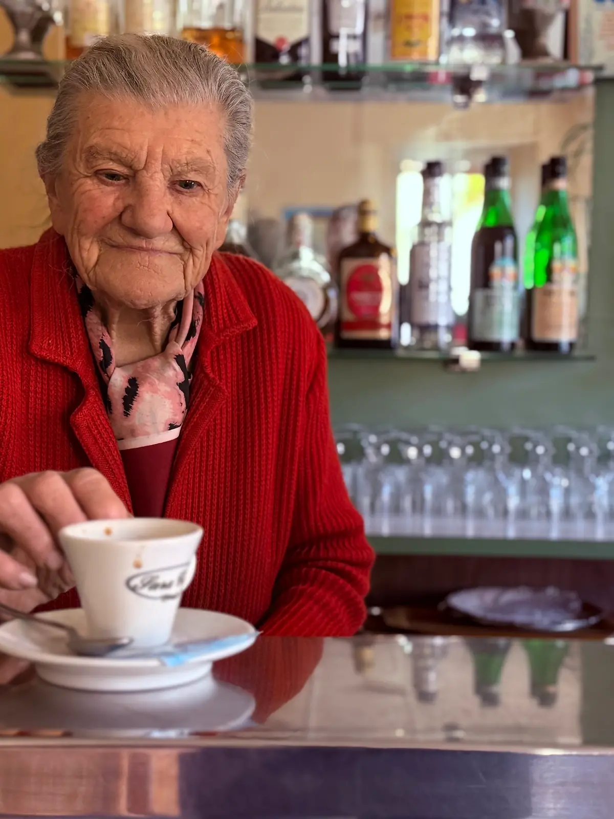 07.03.2025, Italien, Nebbiuno: Italiens älteste Barista Anna Possi steht in ihrem Café ·Bar Centrale· auch mit 100 noch an der Kaffeemaschine. (zu dpa: «Nonna Anna macht Caffè - auch mit 100 noch») Foto: Christoph Sator/dpa +++ dpa-Bildfunk +++