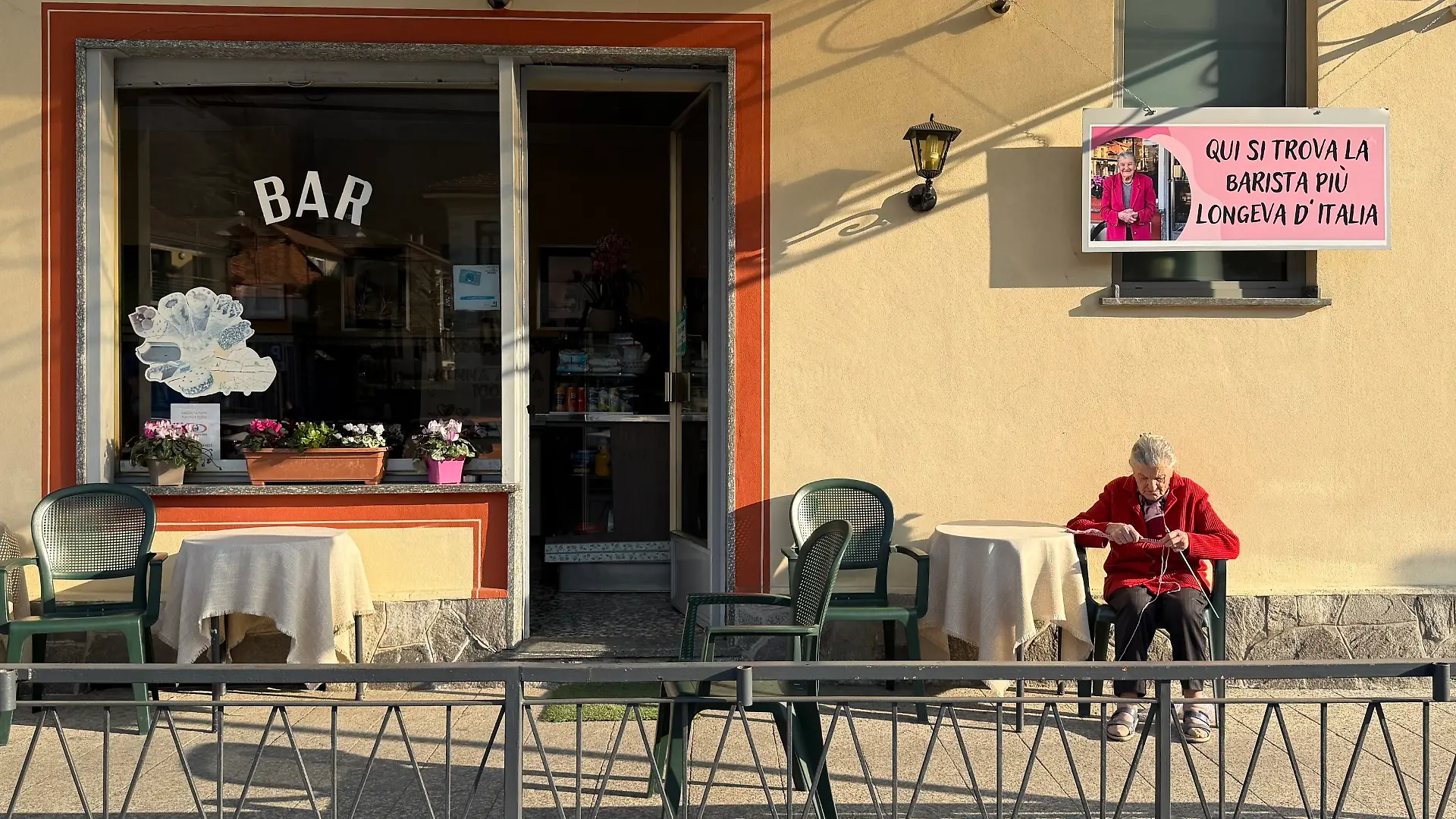 07.03.2025, Italien, Nebbiuno: Italiens älteste Barista Anna Possi vor ihrem Café ·Bar Centrale·. (zu dpa: «Nonna Anna macht Caffè - auch mit 100 noch») Foto: Christoph Sator/dpa +++ dpa-Bildfunk +++