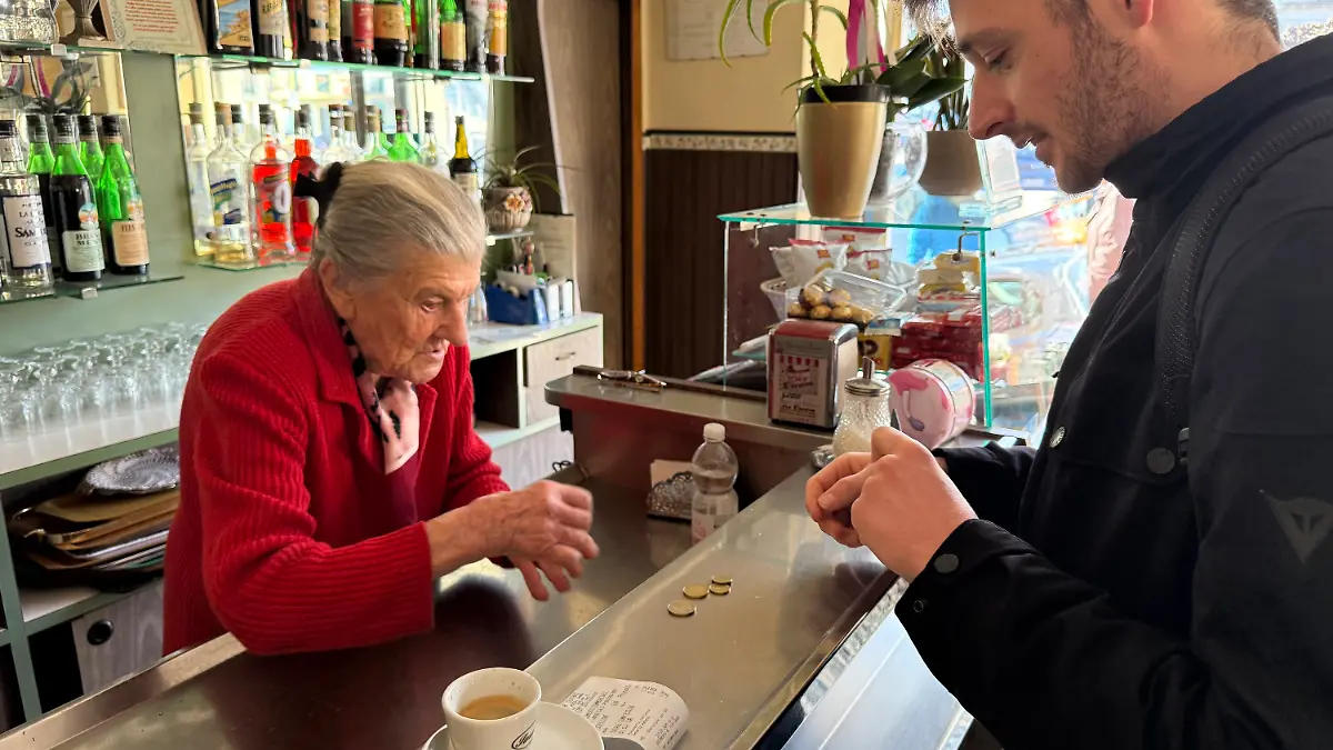 07.03.2025, Italien, Nebbiuno: Italiens älteste Barista Anna Possi steht auch mit 100 noch jeden Tag in ihrem Café ·Bar Centrale·. (zu dpa: «Nonna Anna macht Caffè - auch mit 100 noch») Foto: Christoph Sator/dpa +++ dpa-Bildfunk +++