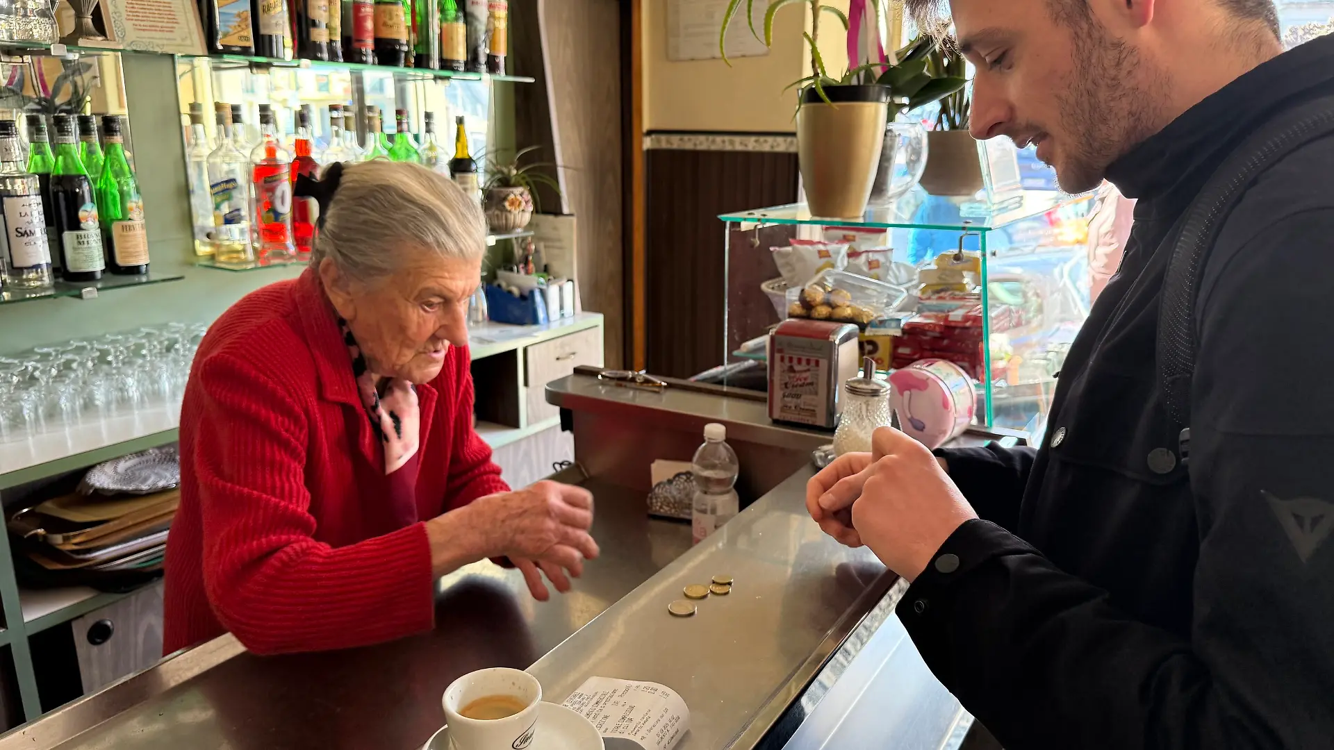 07.03.2025, Italien, Nebbiuno: Italiens älteste Barista Anna Possi steht auch mit 100 noch jeden Tag in ihrem Café ·Bar Centrale·. (zu dpa: «Nonna Anna macht Caffè - auch mit 100 noch») Foto: Christoph Sator/dpa +++ dpa-Bildfunk +++