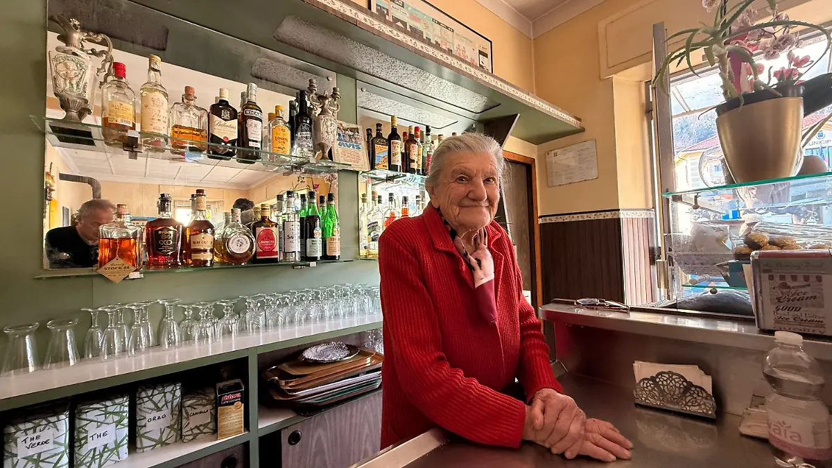 07.03.2025, Italien, Nebbiuno: Italiens älteste Barista Anna Possi steht in ihrem Café ·Bar Centrale· auch mit 100 noch an der Kaffeemaschine. (zu dpa: «Nonna Anna macht Caffè - auch mit 100 noch») Foto: Christoph Sator/dpa +++ dpa-Bildfunk +++