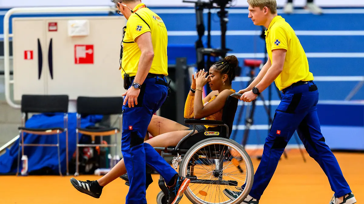 Weitspringerin Mikaelle Assani wird bei der Hallen-EM in Apeldoorn verletzt mit einem Rollstuhl weggefahren.