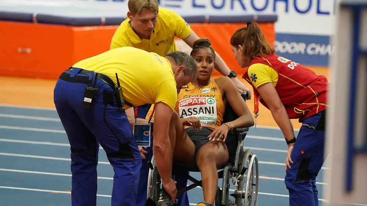 Weitspringerin Mikaelle Assani wird bei der Hallen-EM in Apeldoorn verletzt mit einem Rollstuhl weggefahren.