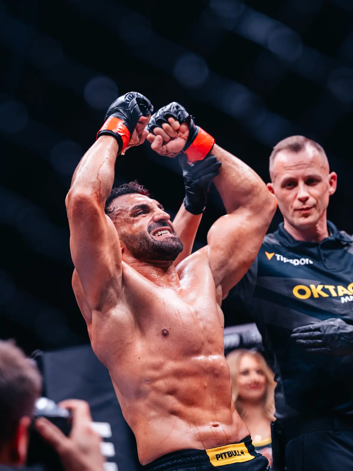 Bild zu: "MMA-Legende siegt mit Schraube im Kopf!"