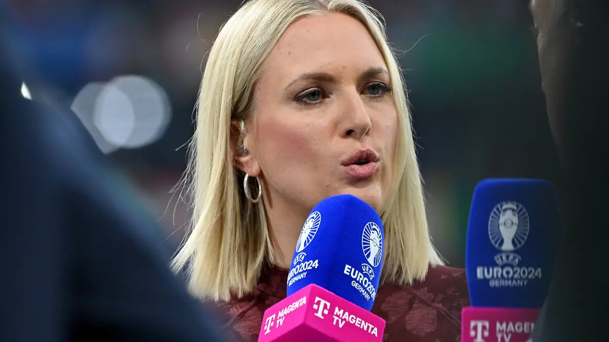 TV-Moderatorin Ruth Hofmann bei der Fußball-EM 2024 in Gelsenkirchen. 