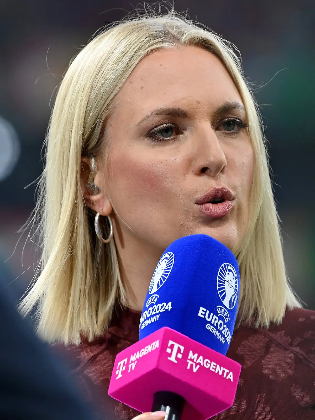 TV-Moderatorin Ruth Hofmann bei der Fußball-EM 2024 in Gelsenkirchen. 