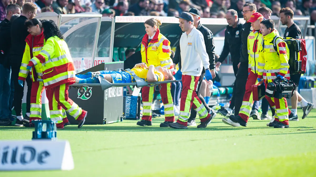 Sven Köhler muss verletzt vom Platz getragen werden