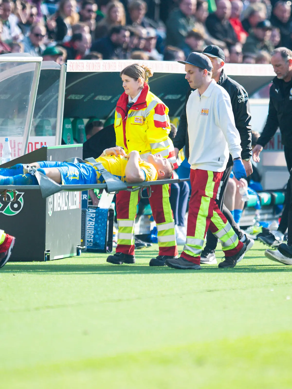 Sven Köhler muss verletzt vom Platz getragen werden