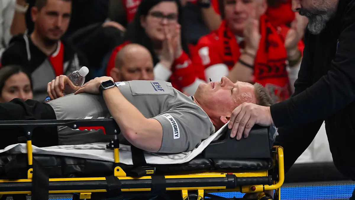 Der dänische Schiedsrichter Jesper Madsen wird von Sanitätern vom Spielfeld getragen