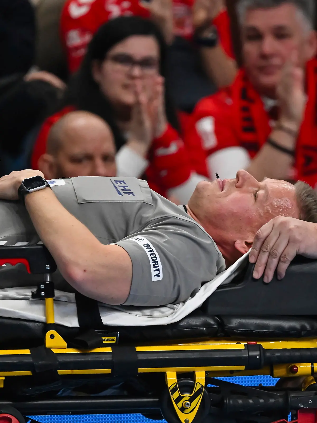 Der dänische Schiedsrichter Jesper Madsen wird von Sanitätern vom Spielfeld getragen