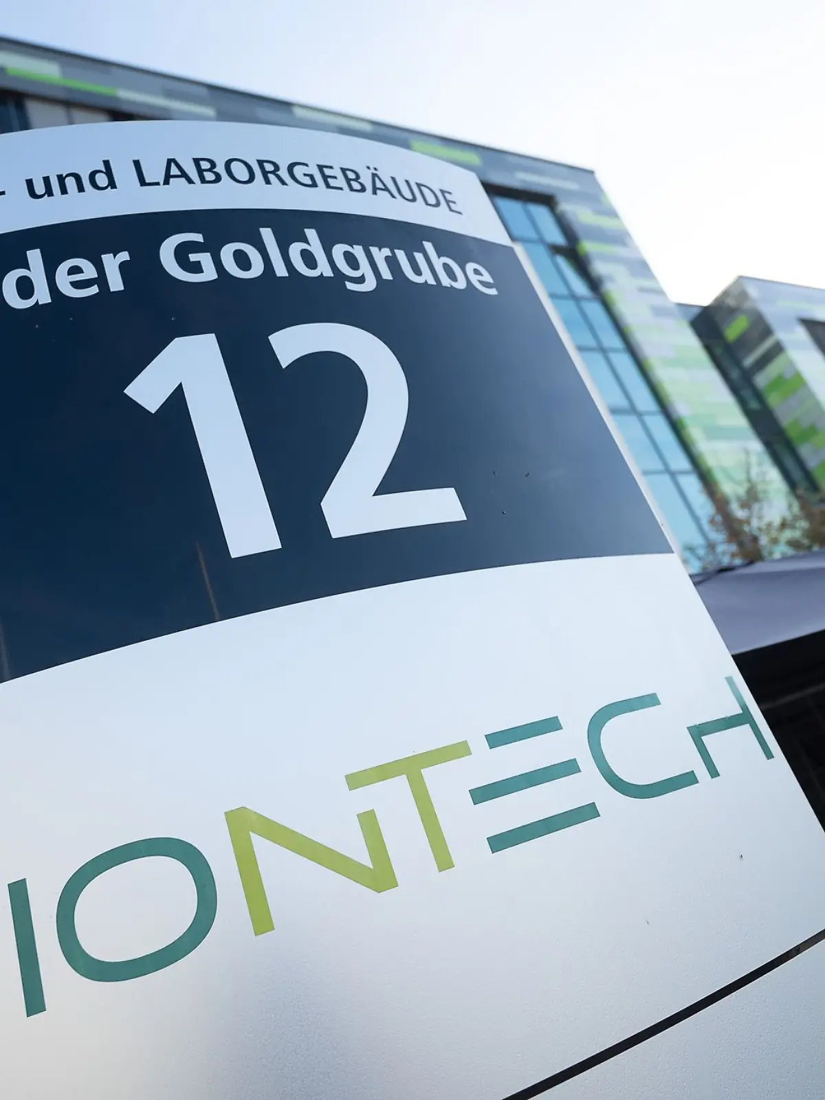 Bild zu: "Dunkle Wolken über Biontech – 700 Millionen Euro Verlust "