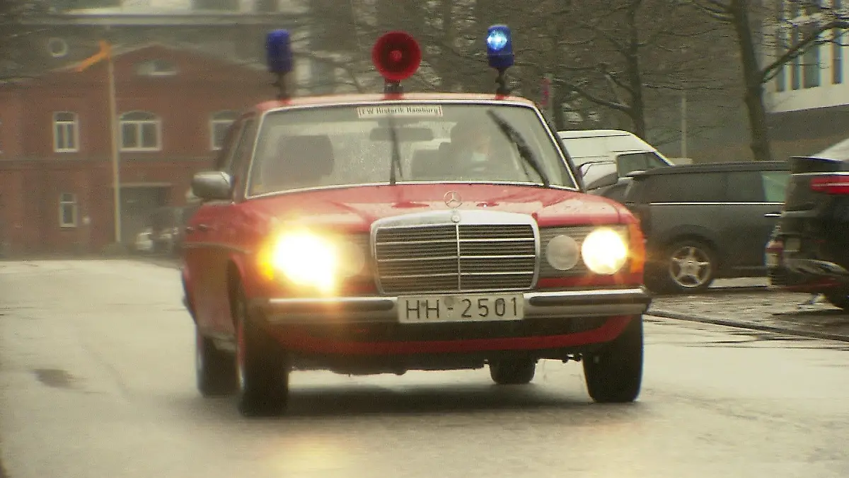Der Mercedes mit Blaulicht im Einsatz.