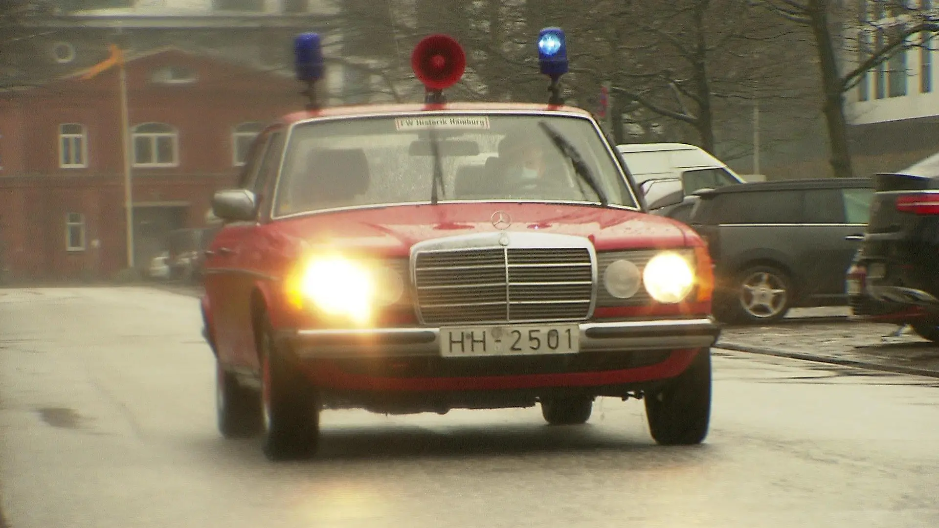 Der Mercedes mit Blaulicht im Einsatz.