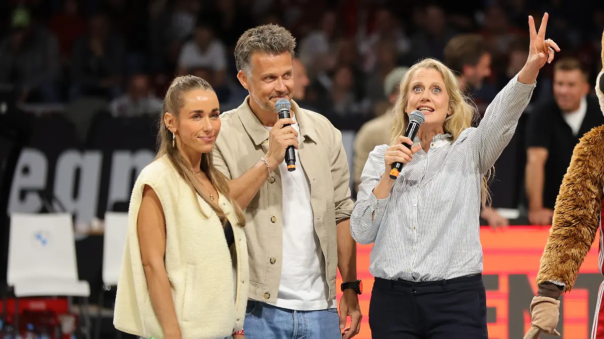 
Moderatorin Barbara Schöneberger während der Halbzeitpause mit Annemarie und Wayne Carpendale für ihre Sendung „Verstehen Sie Spaß”