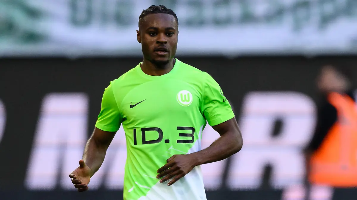 WOLFSBURG, GERMANY - MAY 27: Ridle Baku of Wolfsburg controls the ball during the Bundesliga match between VfL Wolfsburg and Hertha BSC at Volkswagen Arena on May 27, 2023 in Wolfsburg, Germany. (Photo by Helge Prang/Getty Images)