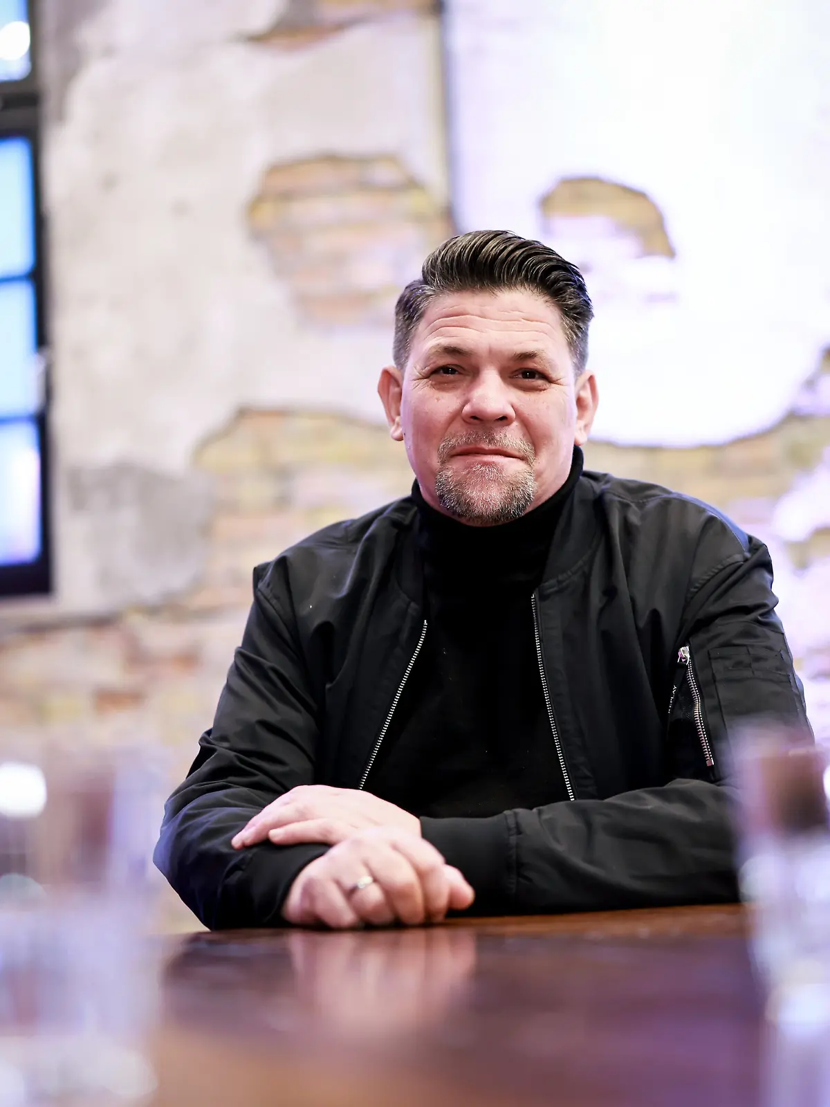PRODUKTION - 13.02.2025, Hamburg: Tim Mälzer, Koch und Unternehmer, bei einem Interview im Studio seines Restaurants «Bullerei». (zu dpa: «Tim Mälzer geht für «Herbstresidenz» ins Pflegeheim») Foto: Christian Charisius/dpa +++ dpa-Bildfunk +++