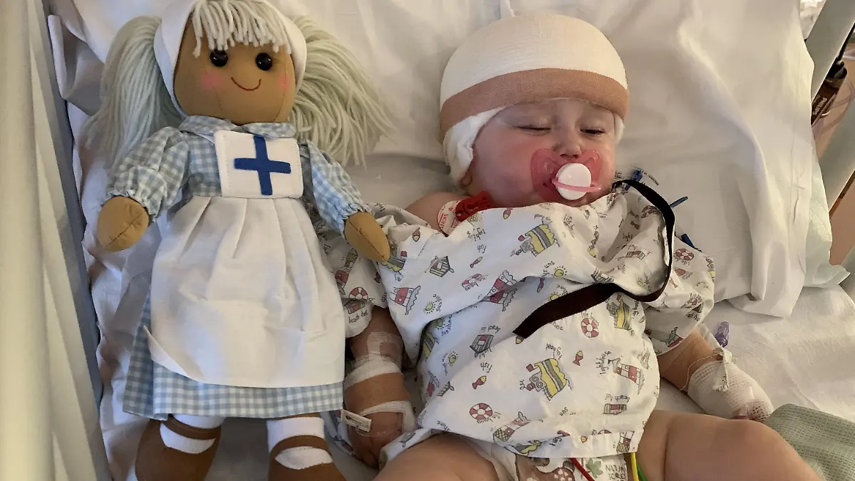 SONDERKONDITIONEN: Satzpreis!
Hilfe per Fundraising: Baby Esmai Wright aus Stoke-on-Trent leidet an einem seltenen Hirntumor  --   Baby Esmai Wright in hospital after surgery. See SWNS story SWMDtumour. Baby diagnosed with rare brain tumour inspiration behind fundraiser. A Staffordshire woman, whose one-year-old daughter is battling a rare and aggressive brain tumour, is the inspiration behind a day of fundraising for Brain Tumour Research. Baby Esmai Wright, of Stoke-on-Trent, was just seven months old when she was diagnosed with an anaplastic ependymoma tumour. Her shock diagnosis finally came after several trips back and forth to A&E. In October 2021, Esmai began to appear ?vacant behind her eyes? and ?stared into space?. / action press