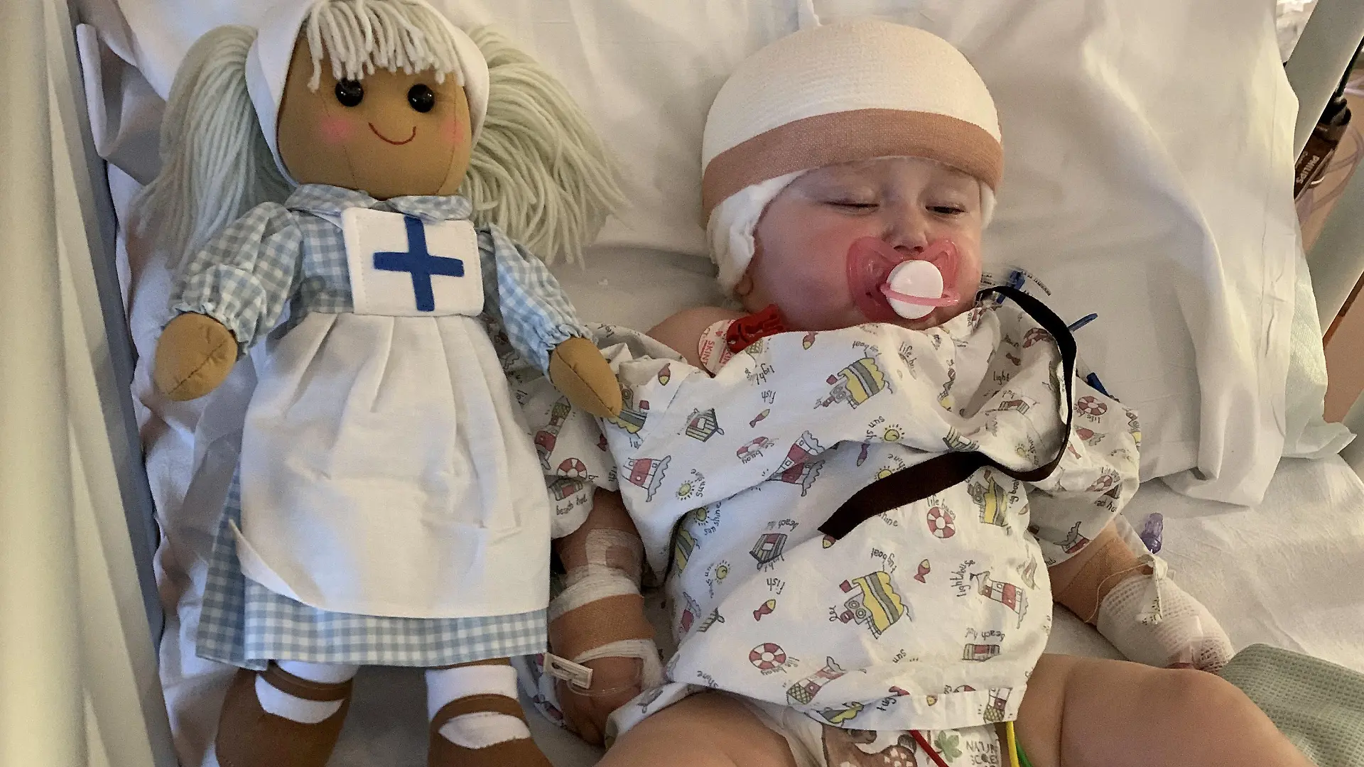 SONDERKONDITIONEN: Satzpreis!
Hilfe per Fundraising: Baby Esmai Wright aus Stoke-on-Trent leidet an einem seltenen Hirntumor -- Baby Esmai Wright in hospital after surgery. See SWNS story SWMDtumour. Baby diagnosed with rare brain tumour inspiration behind fundraiser. A Staffordshire woman, whose one-year-old daughter is battling a rare and aggressive brain tumour, is the inspiration behind a day of fundraising for Brain Tumour Research. Baby Esmai Wright, of Stoke-on-Trent, was just seven months old when she was diagnosed with an anaplastic ependymoma tumour. Her shock diagnosis finally came after several trips back and forth to A&E. In October 2021, Esmai began to appear ?vacant behind her eyes? and ?stared into space?. / action press