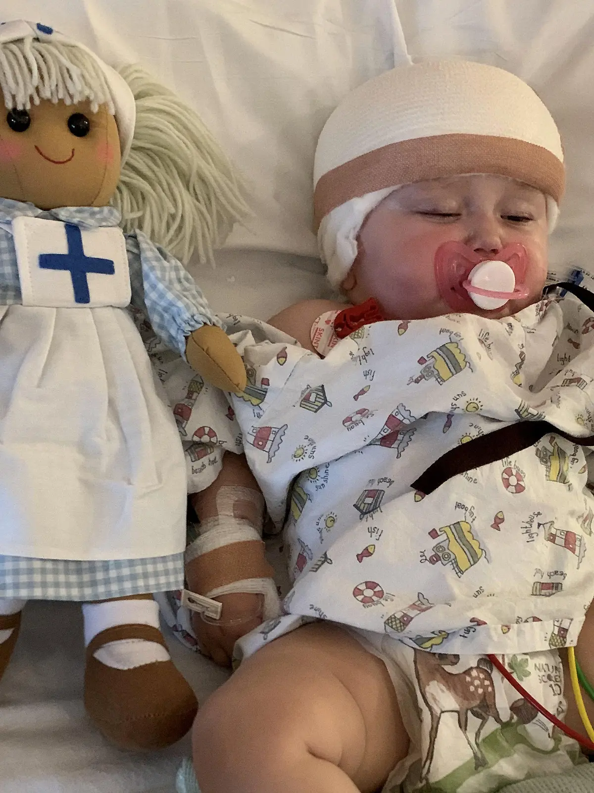 SONDERKONDITIONEN: Satzpreis!
Hilfe per Fundraising: Baby Esmai Wright aus Stoke-on-Trent leidet an einem seltenen Hirntumor  --   Baby Esmai Wright in hospital after surgery. See SWNS story SWMDtumour. Baby diagnosed with rare brain tumour inspiration behind fundraiser. A Staffordshire woman, whose one-year-old daughter is battling a rare and aggressive brain tumour, is the inspiration behind a day of fundraising for Brain Tumour Research. Baby Esmai Wright, of Stoke-on-Trent, was just seven months old when she was diagnosed with an anaplastic ependymoma tumour. Her shock diagnosis finally came after several trips back and forth to A&E. In October 2021, Esmai began to appear ?vacant behind her eyes? and ?stared into space?. / action press