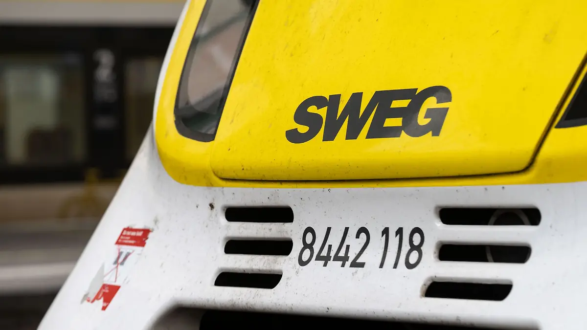 Ein Regionalexpress des Bahnunternehmens SWEG hat auf der Fahrt zwischen Mannheim und Heidelberg eine Tür verloren. (Archivbild)