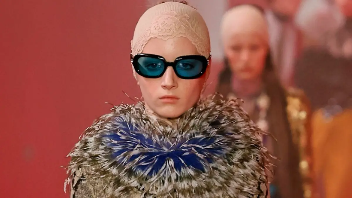Mit ernstem Blick und blauer Sonnenbrille schritt Kai Schreiber über den Laufsteg in Paris.