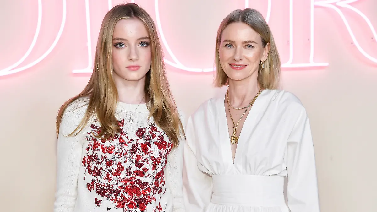 Kai Schreiber mit Mama Naomi Watts bei einer Fashion Show 2024.