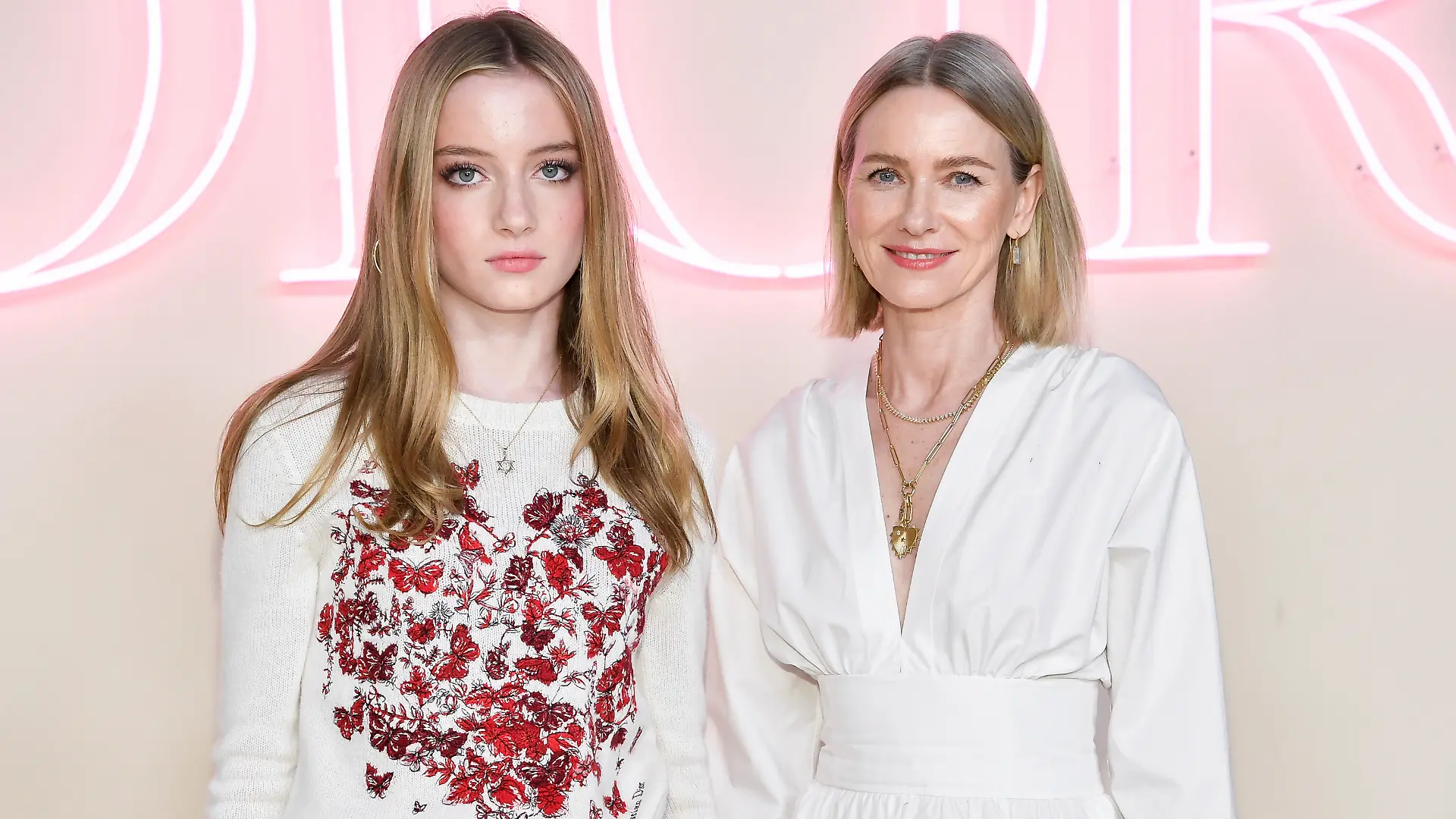 Kai Schreiber mit Mama Naomi Watts bei einer Fashion Show 2024.