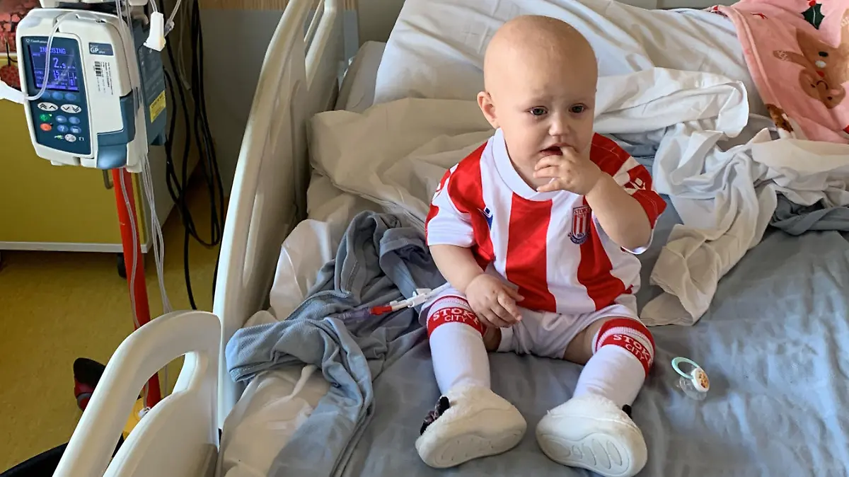 SONDERKONDITIONEN: Satzpreis!
Hilfe per Fundraising: Baby Esmai Wright aus Stoke-on-Trent leidet an einem seltenen Hirntumor  --   Baby Esmai Wright. See SWNS story SWMDtumour. Baby diagnosed with rare brain tumour inspiration behind fundraiser. A Staffordshire woman, whose one-year-old daughter is battling a rare and aggressive brain tumour, is the inspiration behind a day of fundraising for Brain Tumour Research. Baby Esmai Wright, of Stoke-on-Trent, was just seven months old when she was diagnosed with an anaplastic ependymoma tumour. Her shock diagnosis finally came after several trips back and forth to A&E. In October 2021, Esmai began to appear ?vacant behind her eyes? and ?stared into space?. / action press
