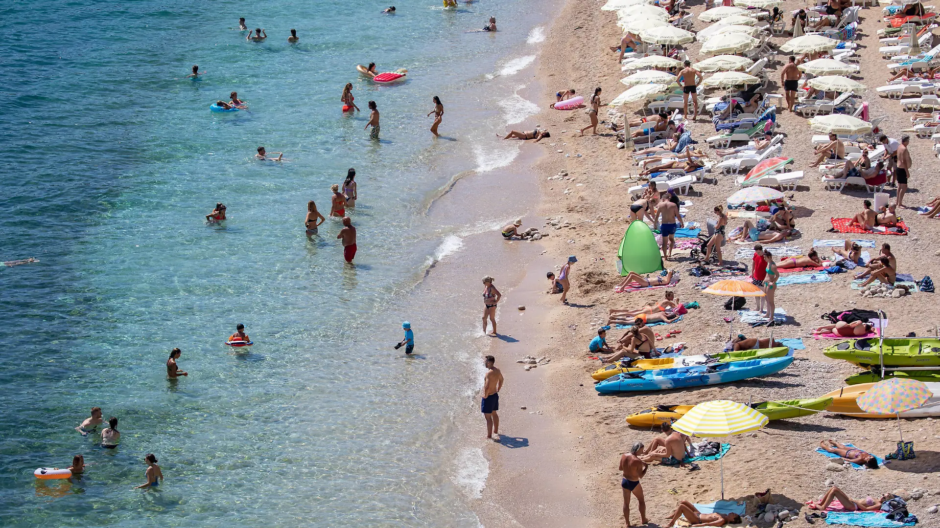 News Themen der Woche KW34 News Bilder des Tages Beach Banje In Dubrovnik, Croatia Despite the coronavirus situation, the Banje beach is full of tourists, in Dubrovnik, Croatia, August 20,2020. Banje Beach is a sensational place to relax and to be seen and has quickly become the hippest place in Dubrovnik. GrgoxJelavic/PIXSELL