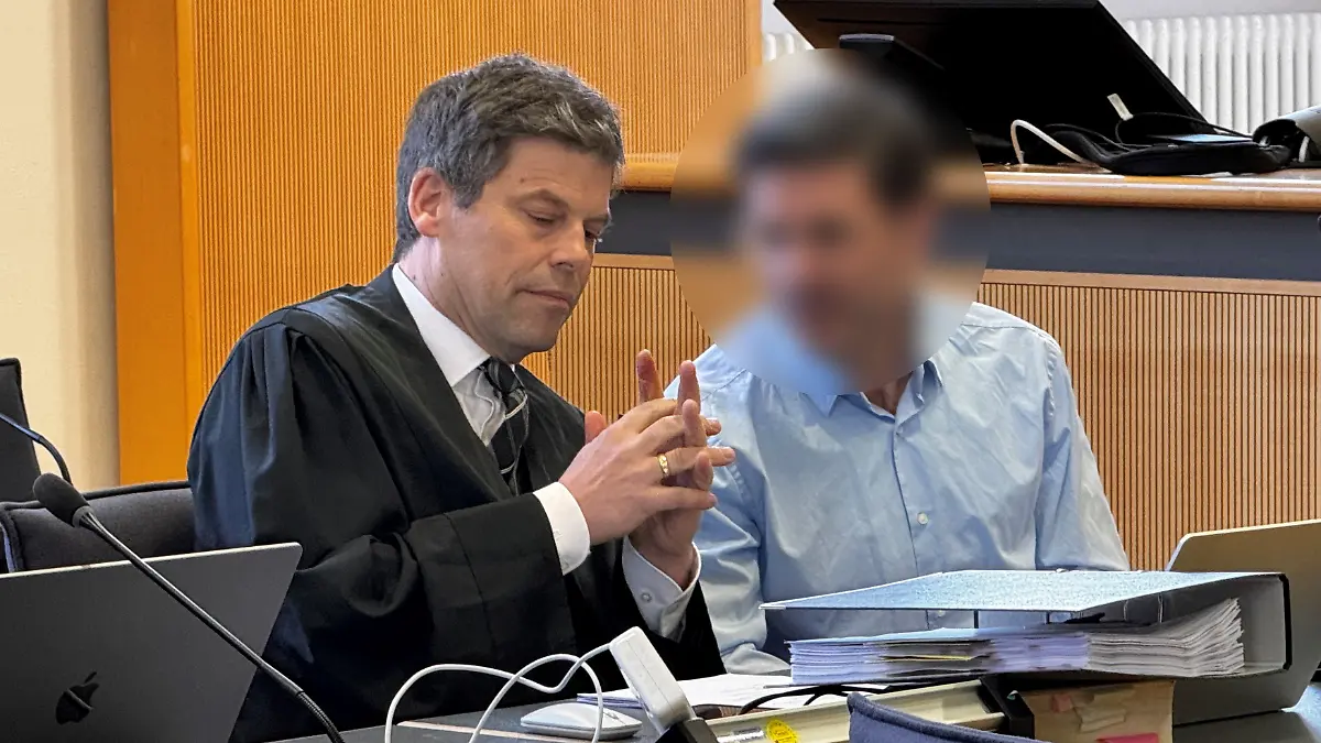 Krankenschwester Ronja H. (23) stirbt 2021 in der Notaufnahme
– weil ein Arzt ihr eine Spritze gab und nicht richtig aufpasste? Am Montag, 10. März 2025, gab es den Prozessauftakt am Landgericht Regensburg