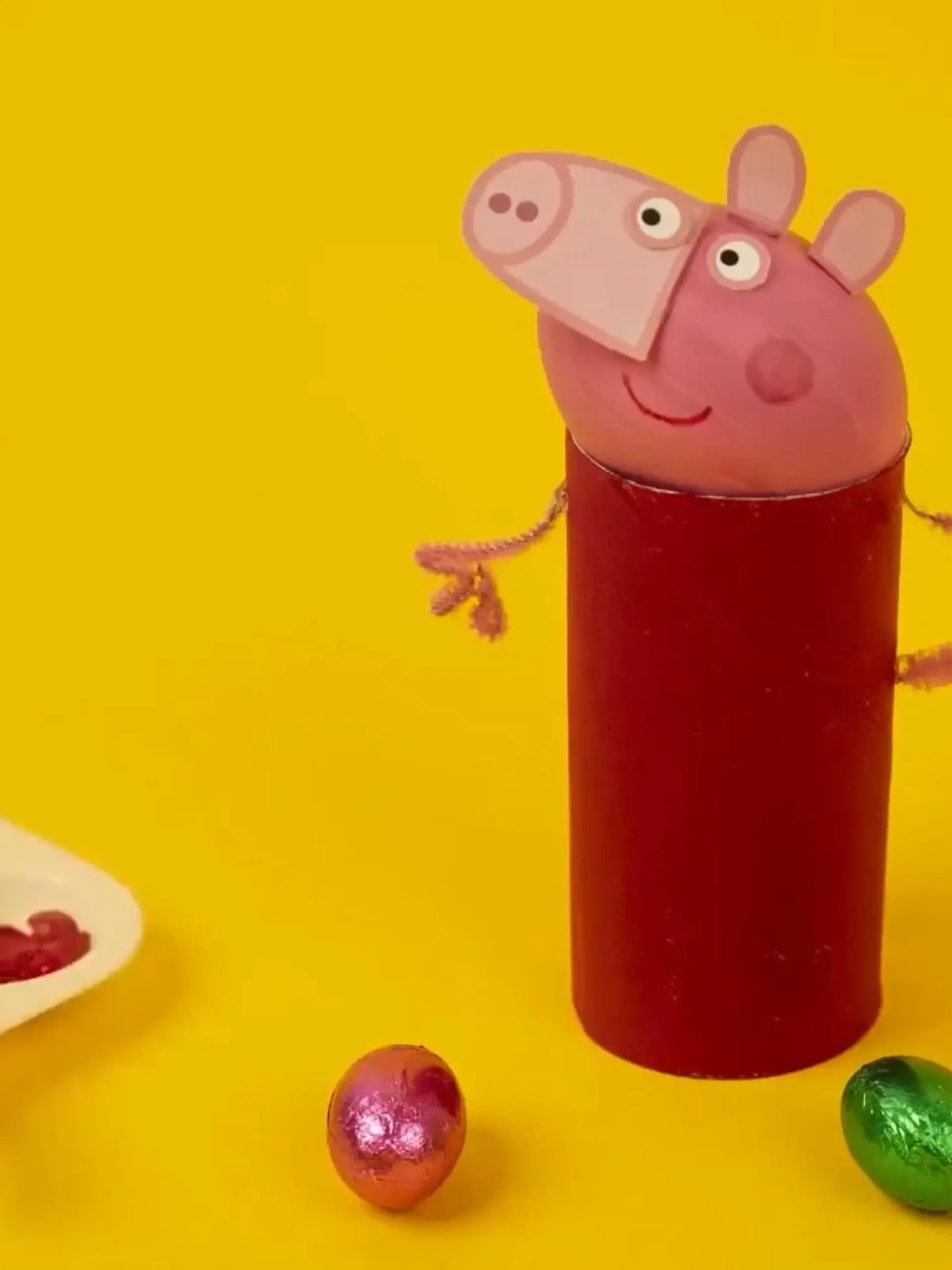 Warum Peppa Pig nicht einfach zum Osterfest einladen? Das süße Schweinchen versteht sich sicher glänzend mit dem Osterhasen und den vielen kleinen Küken. Wie Sie das Peppa-Ei inklusive Becher zusammen mit Ihren Kindern basteln, zeigen wir im Video!