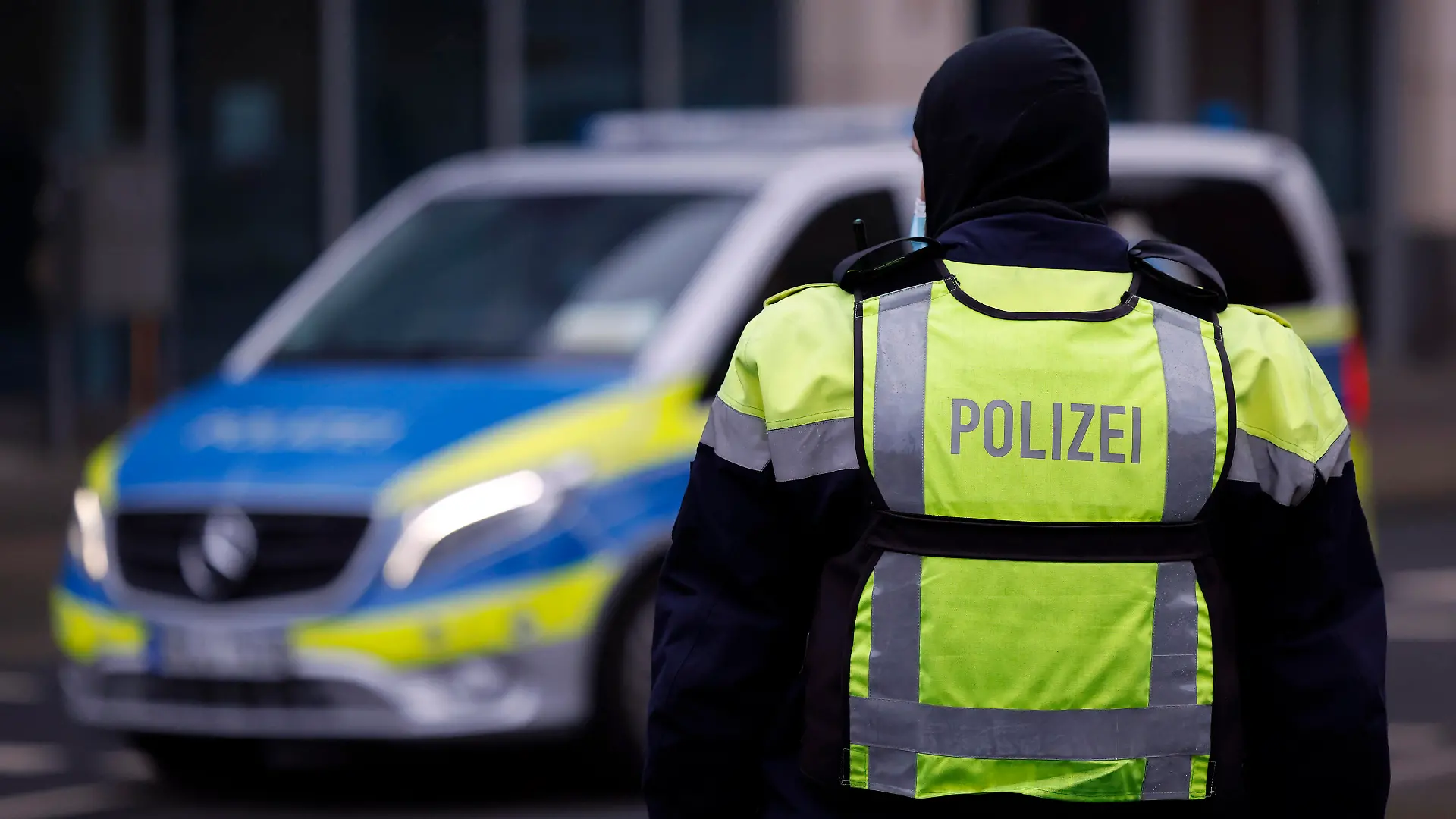 Bei einer angemeldeten Demo unter dem Motto 'Nein zum Impfzwang!' demonstrierten etwa 9000 Gegner einer Impfpflicht mit einem Spaziergang gegen die Corona-Maßnahmen der Bundesregierung und für eine individuelle Impfentscheidung, Grundrechte und 'unversehrte' Kinder - darunter auch viele Pflegekräfte, die wegen der Impfpflicht im Gesundheitsbereich ihren Job zu verlieren drohen. Düsseldorf, 22.01.2022