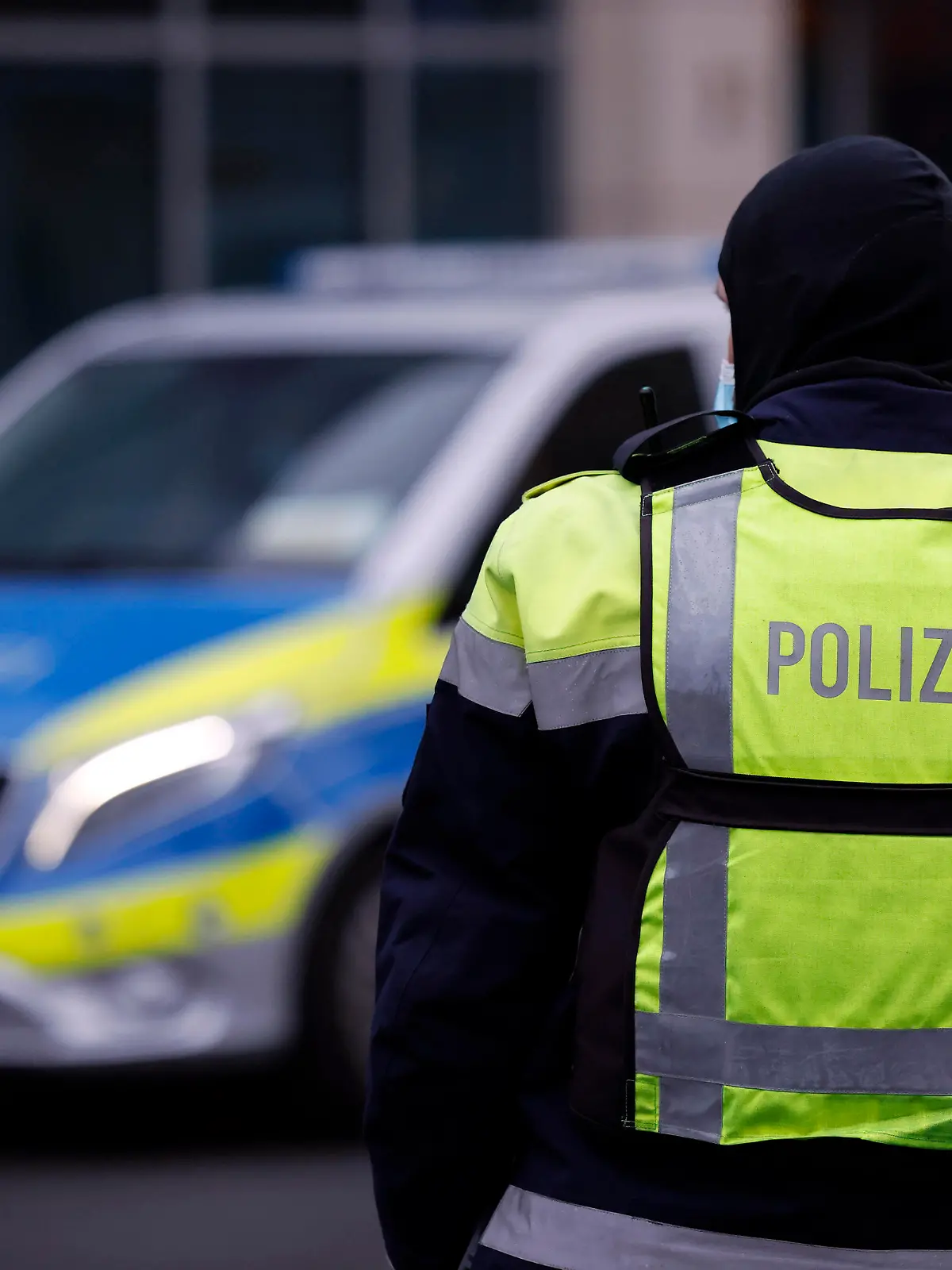Bei einer angemeldeten Demo unter dem Motto 'Nein zum Impfzwang!' demonstrierten etwa 9000 Gegner einer Impfpflicht mit einem Spaziergang gegen die Corona-Maßnahmen der Bundesregierung und für eine individuelle Impfentscheidung, Grundrechte und 'unversehrte' Kinder - darunter auch viele Pflegekräfte, die wegen der Impfpflicht im Gesundheitsbereich ihren Job zu verlieren drohen. Düsseldorf, 22.01.2022