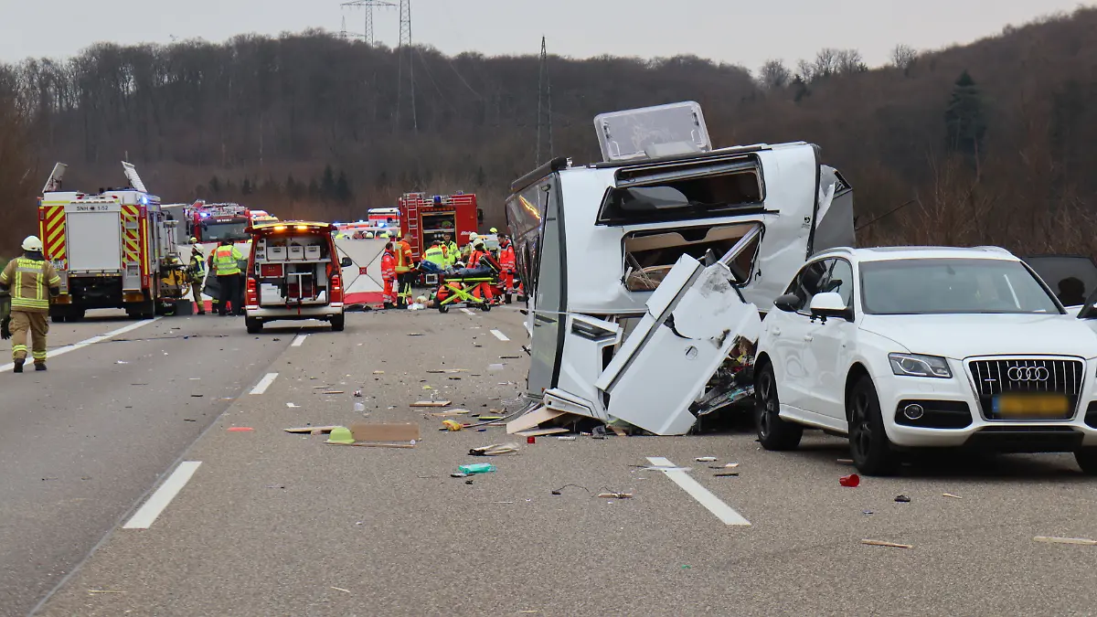 10.03.2025, Baden-Württemberg, Sinsheim: Blick auf die Unfallstelle. Bei einem schweren Verkehrsunfall auf der Autobahn 6 sind mehrere Personen schwer verletzt worden. Wie die Polizei mitteilte, waren ein Auto, ein Lastwagen sowie ein Fahrzeug mit Wohnwagen zwischen Sinsheim (Rhein-Neckar-Kreis) und Bad Rappenau (Landkreis Heilbronn) in den Unfall verwickelt. Foto: René Priebe/-/dpa - ACHTUNG: Autokennzeichen gepixelt +++ dpa-Bildfunk +++ 