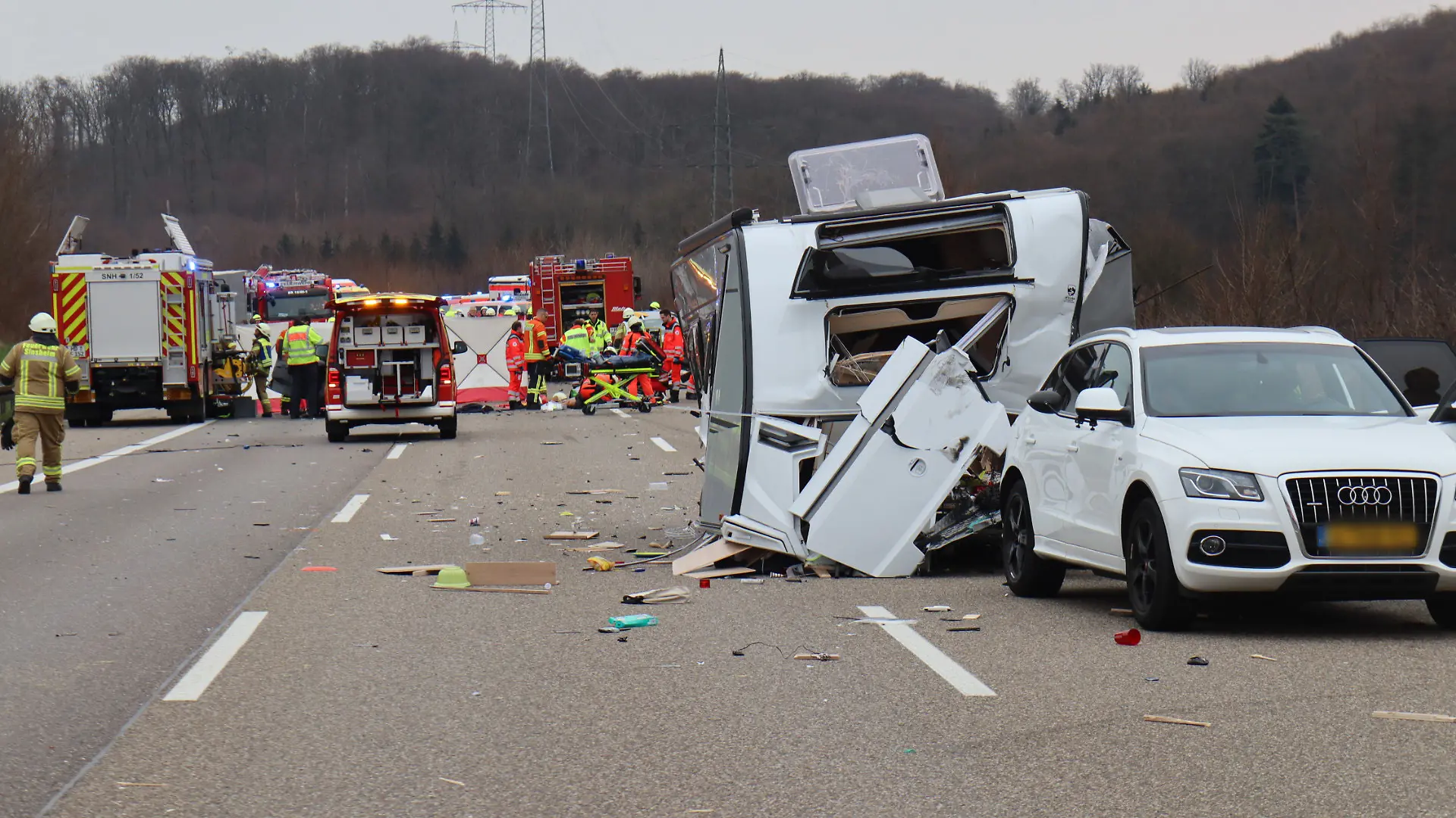 10.03.2025, Baden-Württemberg, Sinsheim: Blick auf die Unfallstelle. Bei einem schweren Verkehrsunfall auf der Autobahn 6 sind mehrere Personen schwer verletzt worden. Wie die Polizei mitteilte, waren ein Auto, ein Lastwagen sowie ein Fahrzeug mit Wohnwagen zwischen Sinsheim (Rhein-Neckar-Kreis) und Bad Rappenau (Landkreis Heilbronn) in den Unfall verwickelt. Foto: René Priebe/-/dpa - ACHTUNG: Autokennzeichen gepixelt +++ dpa-Bildfunk +++