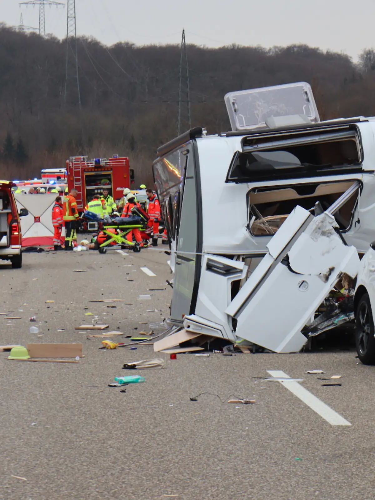 10.03.2025, Baden-Württemberg, Sinsheim: Blick auf die Unfallstelle. Bei einem schweren Verkehrsunfall auf der Autobahn 6 sind mehrere Personen schwer verletzt worden. Wie die Polizei mitteilte, waren ein Auto, ein Lastwagen sowie ein Fahrzeug mit Wohnwagen zwischen Sinsheim (Rhein-Neckar-Kreis) und Bad Rappenau (Landkreis Heilbronn) in den Unfall verwickelt. Foto: René Priebe/-/dpa - ACHTUNG: Autokennzeichen gepixelt +++ dpa-Bildfunk +++ 