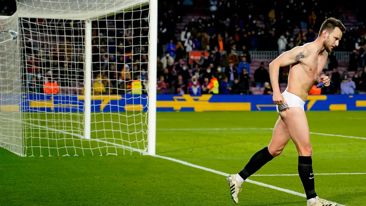  ESP: FC Barcelona, Barca Sevilla FC. La Liga Santander Ivan Rakitic of Sevilla FC at full time during the La Liga match between FC Barcelona and Sevilla FC played at Camp Nou Stadium on April 3, 2022 in Barcelona, Spain. kpng Copyright: xSergioxRuizx/xPRESSINPHOTOx PS_220403_552