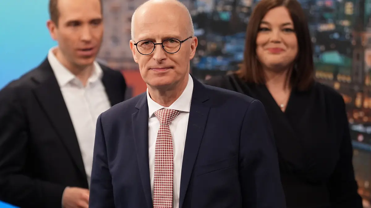 ARCHIV - 02.03.2025, Hamburg: Peter Tschentscher (SPD, M), Erster Bürgermeister von Hamburg, Dennis Thering, Spitzenkandidat zur Bürgerschaftswahl und Parteivorsitzender der CDU Hamburg, und Katharina Fegebank (Bündnis 90/Die Grünen), Spitzenkandidatin zur Bürgerschaftswahl und Zweite Bürgermeisterin und Senatorin für Wissenschaft, Forschung und Gleichstellung, stehen nach der Wahl zur Hamburger Bürgerschaft im Congress Center Hamburg in einem Fernsehstudio. (zu dpa: «Hamburger SPD sondiert nach Grünen auch mit der CDU») Foto: Marcus Brandt/dpa +++ dpa-Bildfunk +++