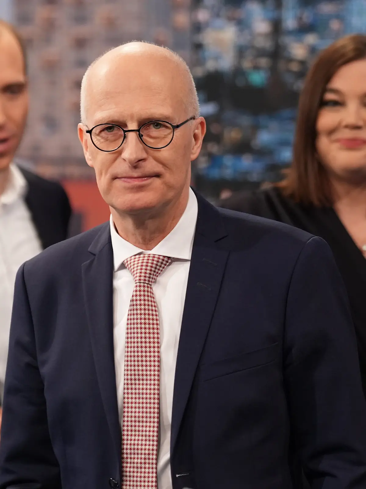 ARCHIV - 02.03.2025, Hamburg: Peter Tschentscher (SPD, M), Erster Bürgermeister von Hamburg, Dennis Thering, Spitzenkandidat zur Bürgerschaftswahl und Parteivorsitzender der CDU Hamburg, und Katharina Fegebank (Bündnis 90/Die Grünen), Spitzenkandidatin zur Bürgerschaftswahl und Zweite Bürgermeisterin und Senatorin für Wissenschaft, Forschung und Gleichstellung, stehen nach der Wahl zur Hamburger Bürgerschaft im Congress Center Hamburg in einem Fernsehstudio.  (zu dpa: «Hamburger SPD sondiert nach Grünen auch mit der CDU») Foto: Marcus Brandt/dpa +++ dpa-Bildfunk +++