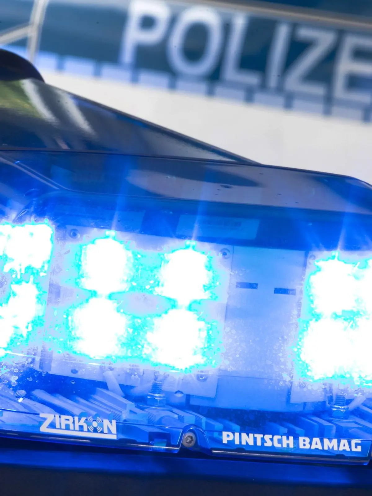 Bild zu: "Mann tritt auf Mutter mit Baby ein
"