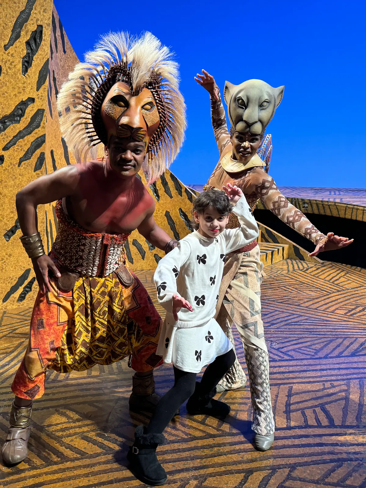 Melody mit dem Cast von König der Löwen.