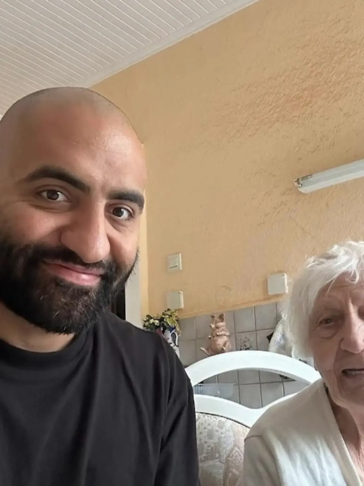 Pflege-Influencer Rashid trauert um seine „Oma Lotti”.
