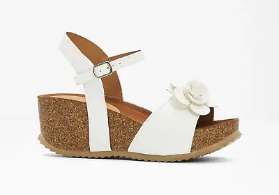 Keilsandalette mit Blumen-Detail