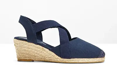 Dunkelblaue Keilsandalette in Bastoptik