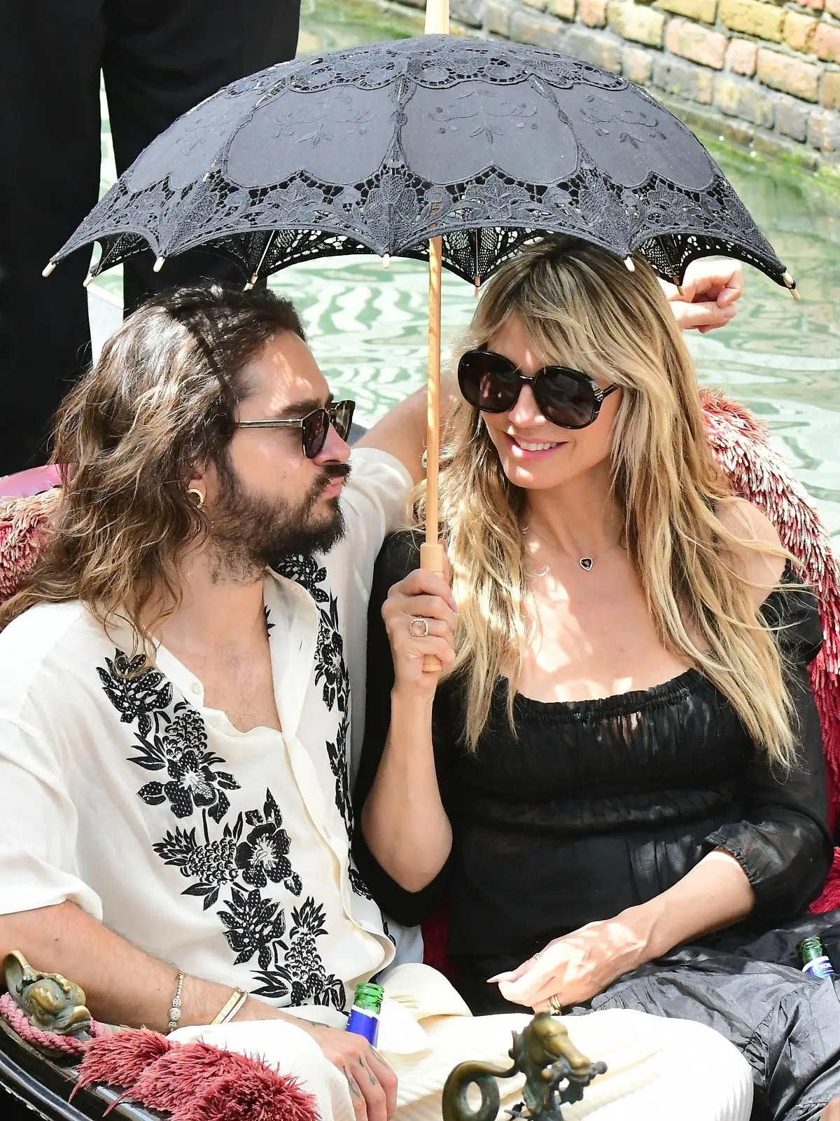 BGUK_2668576 - Venice, ITALY - The German Model Heidi Klum shares a romantic gondola ride with husband Tom Kaulitz out in Venice, Italy.
Pictured: Heidi Klum Tom Kaulitz
BACKGRID UK 20 JUNE 2023 
BYLINE MUST READ: Cobra Team / BACKGRID


