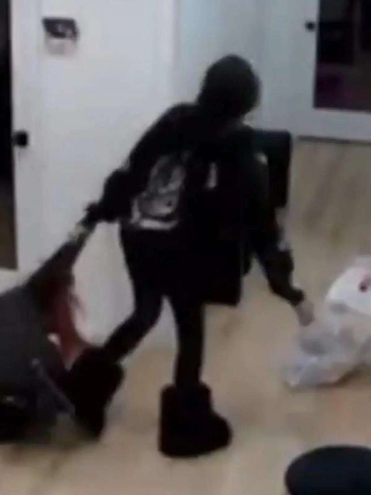 Bild zu: "Friseurin schleift Mädchen (15) durch ihren Salon"