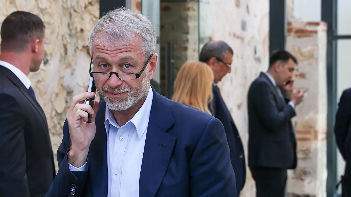 ISTANBUL, TURKEY - MARCH 29, 2022: Entrepreneur Roman Abramovich speaks on the phone after Russian-Ukrainian talks at the Dolmabahce Palace. Both delegations are to meet face to face for the first time since March 7. With the first round held in the Belarusian city of Gomel on February 28, two more followed in person along with more recent sessions online. On February 24, Russias President Putin announced the start of a special military operation in Ukraine in response to appeals from the leaders of the Donetsk and Lugansk Peoples Republics. Sergei Karpukhin/TASS PUBLICATIONxINxGERxAUTxONLY TS12A03A