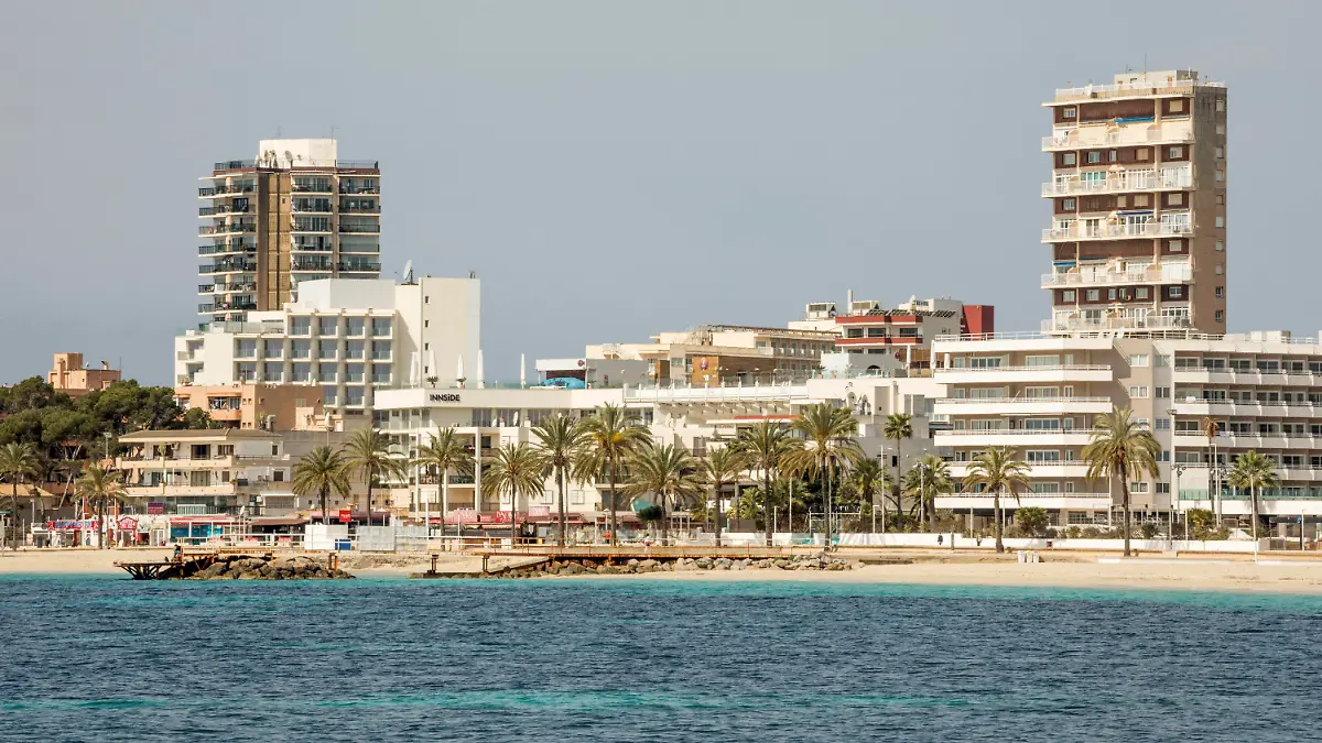 ARCHIV - 20.04.2021, Spanien, Magaluf: Blick auf den fast leeren Strand von Magaluf auf Mallorca. (zu dpa "Erneut mutmaßliche Gruppenvergewaltigung auf Mallorca") Foto: John-Patrick Morarescu/ZUMA Wire/dpa +++ dpa-Bildfunk +++