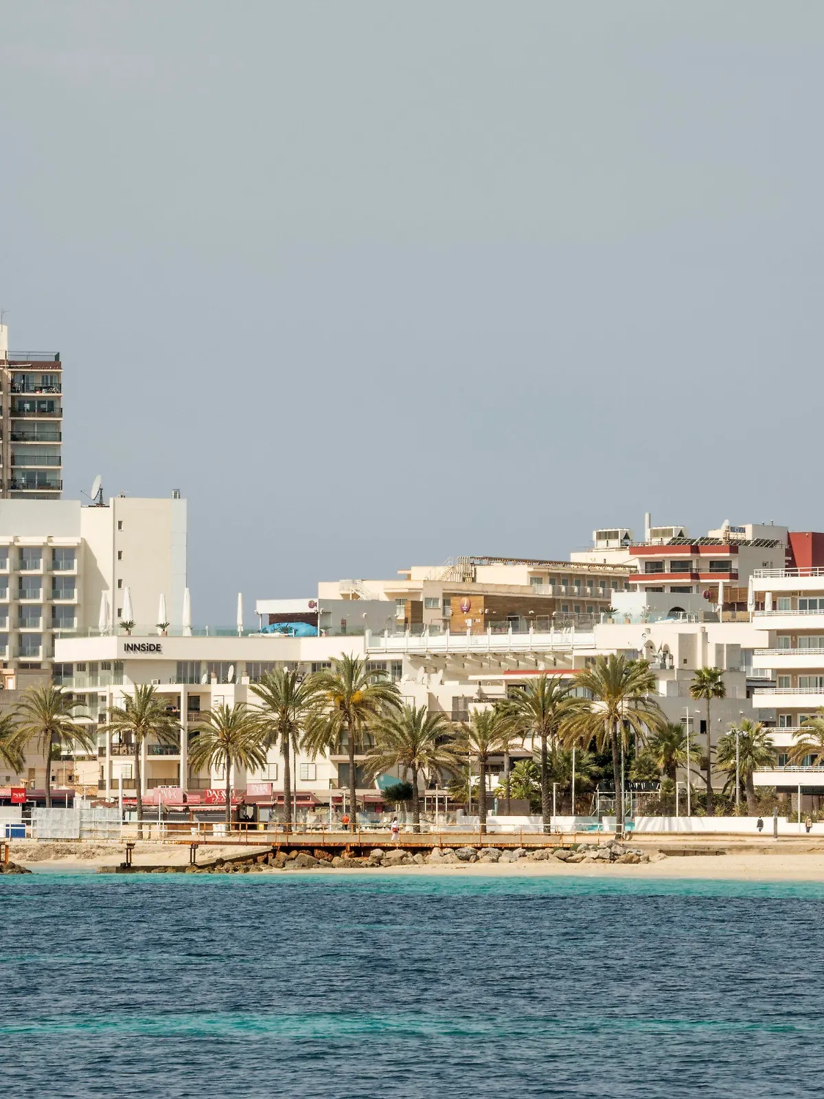 ARCHIV - 20.04.2021, Spanien, Magaluf: Blick auf den fast leeren Strand von Magaluf auf Mallorca. (zu dpa "Erneut mutmaßliche Gruppenvergewaltigung auf Mallorca") Foto: John-Patrick Morarescu/ZUMA Wire/dpa +++ dpa-Bildfunk +++