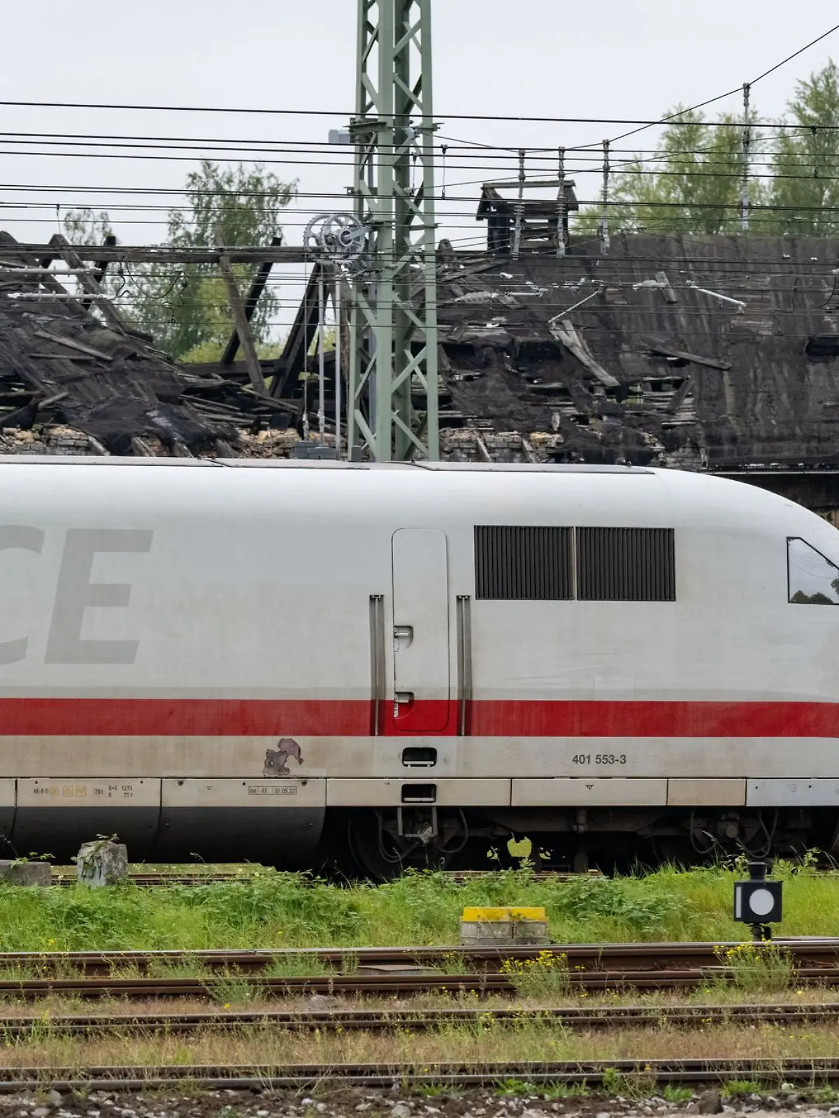Bild zu: "Afghane droht mit Messer - ICE mit hunderten Fahrgästen geräumt"